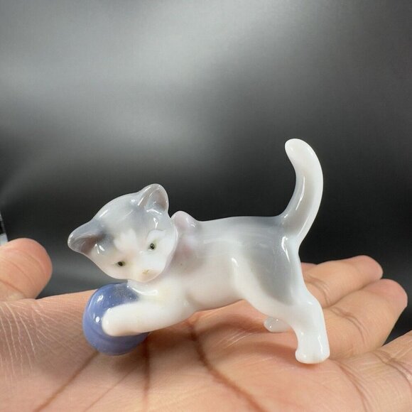 Vintage Pair Metzler Ortloff Kitty Cats Playing Ball Porcelain Figurines Germany - Picture 13 of 16